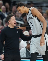 开云体育-文班谈与马刺的关系：我不轻易相信别人 他们赢得了我的信任